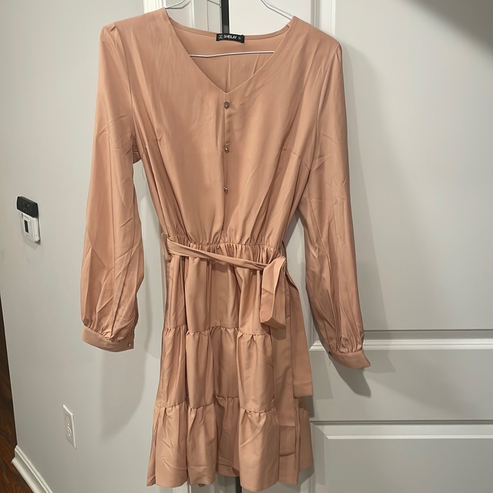Unworn tan pleated dress with adjustable waist tie. Size Large
